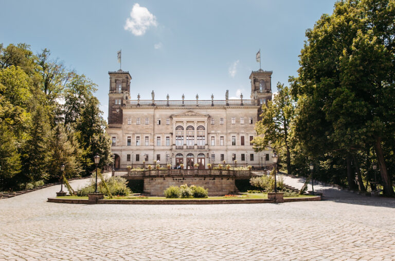 Dresden 12 Majestätisches Schloss Albrechtsberg, umgeben von grüner Natur – perfekte Hochzeitslocation mit historischem Flair.