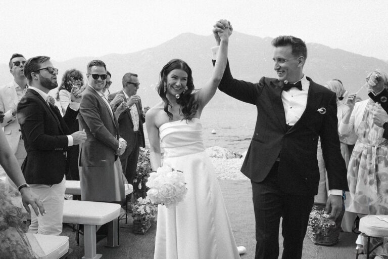 Hochzeitspaar feiert am Garda See den Auszug nach der Trauung fotografiert in schwarz weiß
